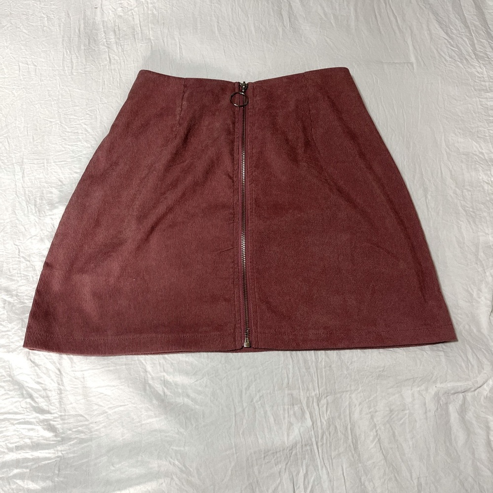 Subtle pink colored skirt with front zipper